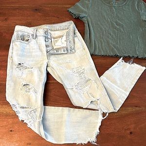 American Eagle Outfitters 00 Tomgirl light wash destroyed denim jeans